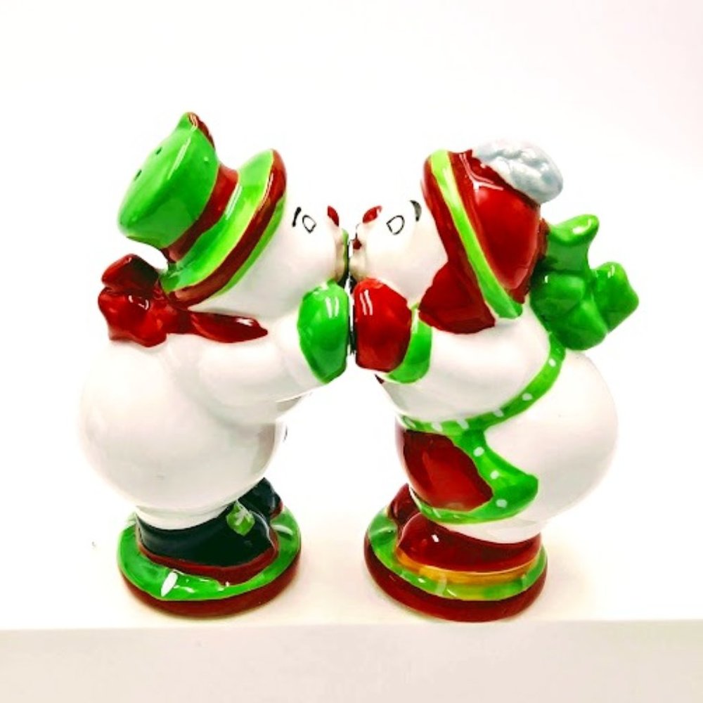 SNOWBOY & SNOWGIRL KISSING*CHRISTMAS/HOLIDAY* CERAMIC SALT & PEPPER SHAKER